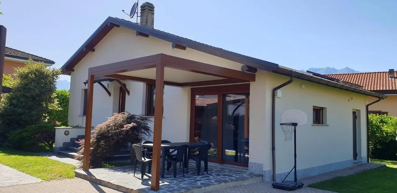 Villa Iris -Pet Friendly Stay - Garden - Private Parking- Bike Friendly Holiday House Colico Włochy