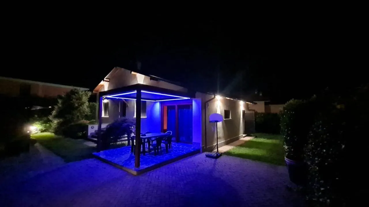 Villa Iris -Pet Friendly Stay - Garden - Private Parking- Bike Friendly Holiday House Colico Włochy