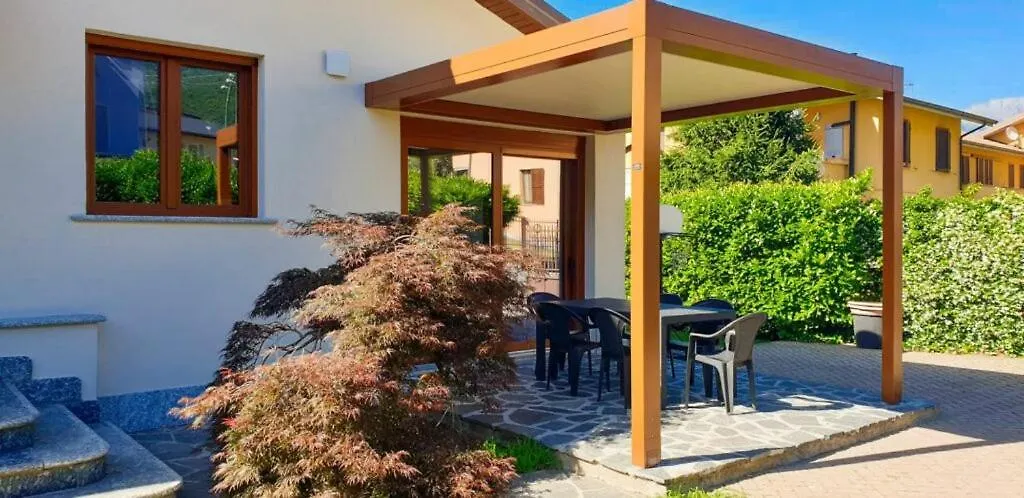 Villa Iris -Pet Friendly Stay - Garden - Private Parking- Bike Friendly Holiday House Colico 0*,  Włochy