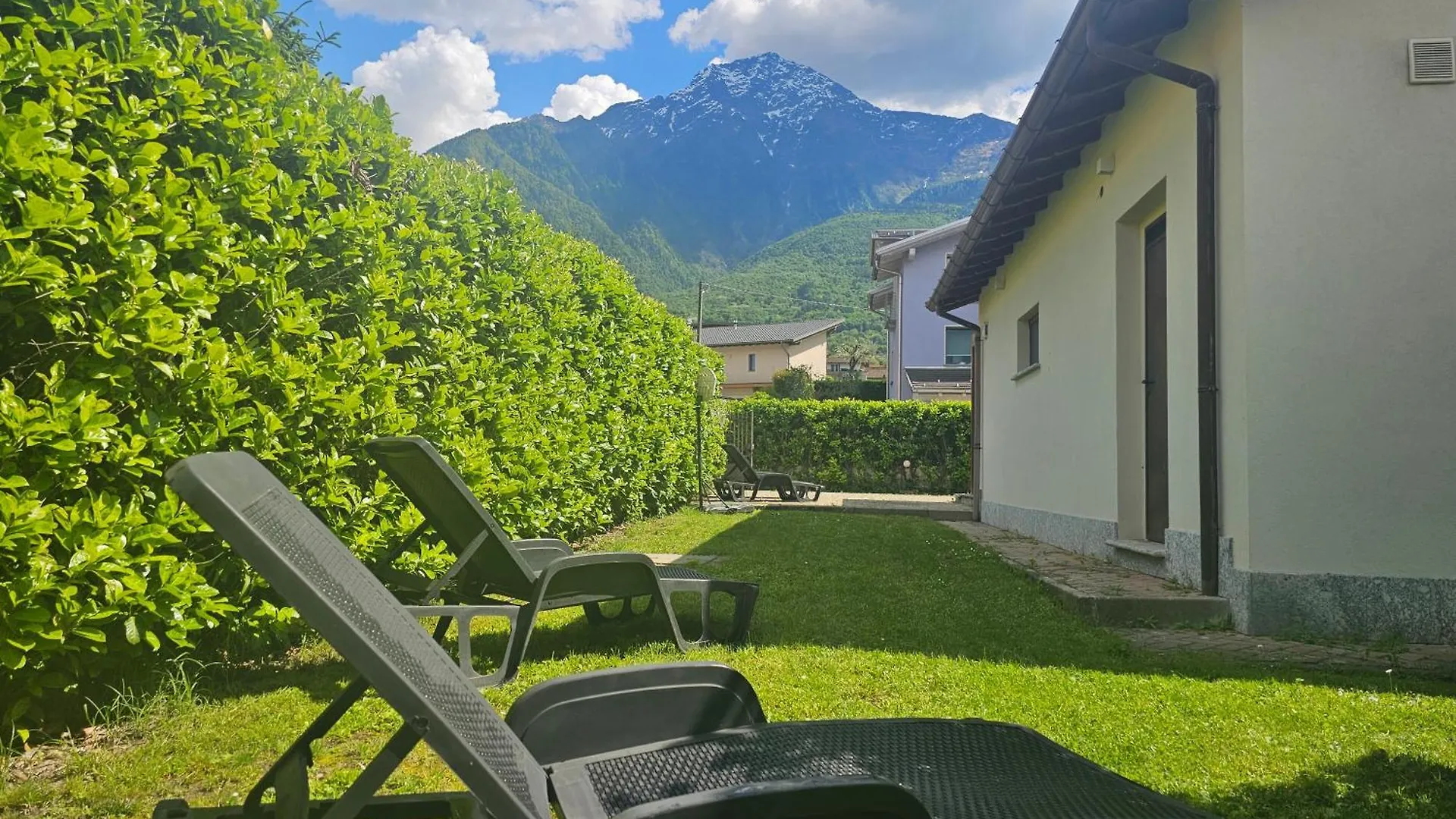 Villa Iris -Pet Friendly Stay - Garden - Private Parking- Bike Friendly Holiday House Colico Włochy