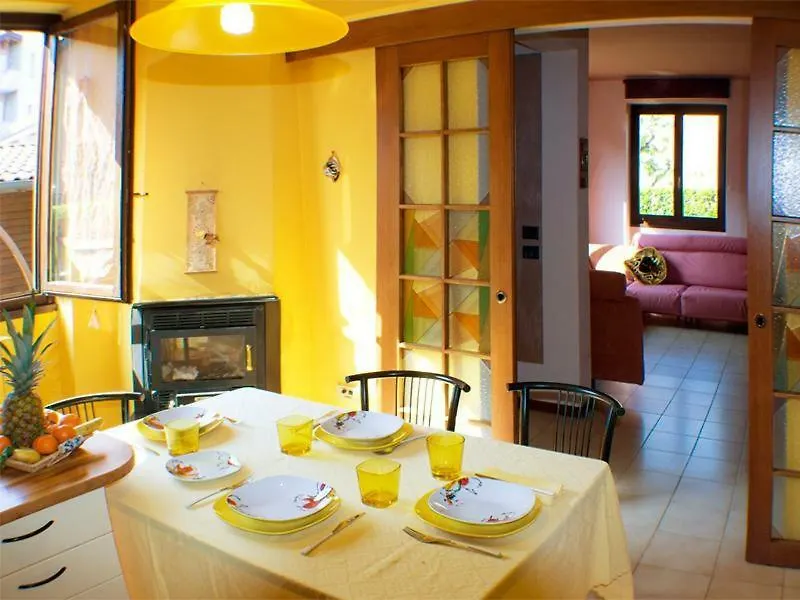 Villa Iris -Pet Friendly Stay - Garden - Private Parking- Bike Friendly Holiday House Colico Włochy
